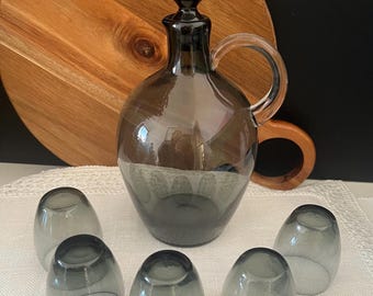 vintage Saara Hopea pour Nuutajärvi Notsjö 2501 Ensemble carafe et gobelet gris fumée, verre d’art moderne finlandais 1959, ensemble de carafe 6 pièces