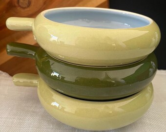 Poterie australienne de collection, ramequins verts Martin Boyd vintage des années 1950 environ, ensemble arlequin caramel et bleu, choix de trio ou à l'unité.