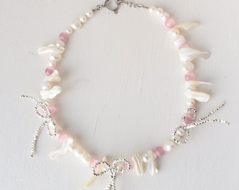 Perlenhalskette, Zeitgenössischer Schmuck, Schleifenhalskette, Moderne elegante Hochzeitshalskette, Silberbogenschmuck, Perlenschleife, handgemachtes Geschenk
