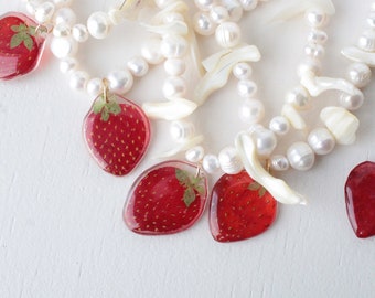 Natürliche Perlenhalskette mit echten Erdbeeren, Süsswasserperlen Schmuck, zierliche weisse Perle