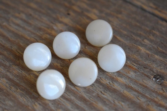 6 Boutons Anciens En Nacre Blanche - Diamètre 17 Mm - Pour Chemises Et Chemisiers - Occasion