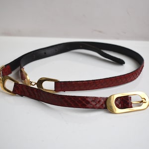 Vintage ADMU Storlek 95 Mörkt Röd Ormknäppt Kedja Äkta Läderbälte Guldmetallspänne Tyskland Europa Mode Klänning Accessoar Dam