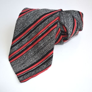 Vintage Commodore gestreepte stropdas stropdas Trevira rood polyester Europese herenmode menswear MCM stof accessoire voor hem vaders mens cadeau