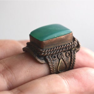 Vintage Copper Green Agate Gemstone Embossed Relief Ring Statement Jewelry Metal MCM Unisex Fashion Gem Stone Jewelry Mid Century Modern
