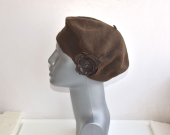 Vintage Un Jour Ailleurs marrón boina sombrero gorra lana un tamaño MCM moda casual mujeres unisex accesorio MCM mediados de siglo moderno