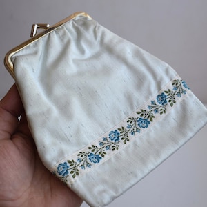 Bolsa de cosméticos bordada Vintage, cartera, azul claro, flor plateada, patrón geométrico, MCM, bolso moderno de mediados de siglo, accesorio