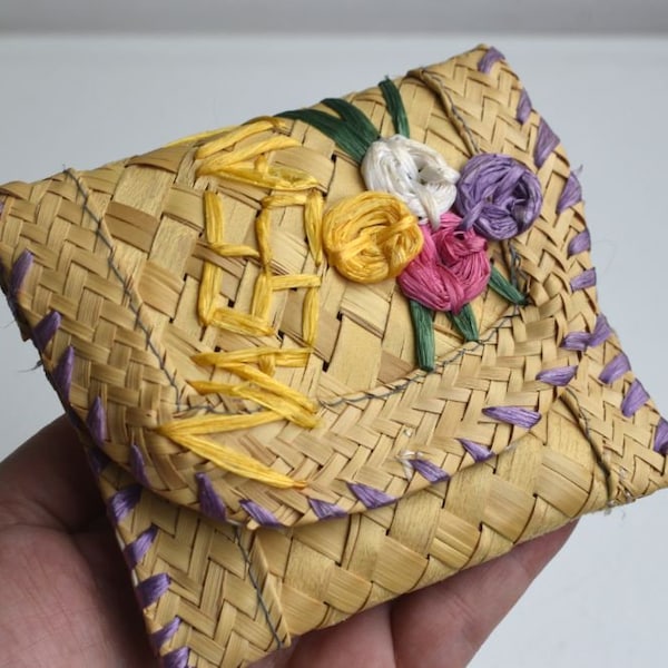 Vintage Straw Woven Embroidered Flower Pattern Purse Wallet Coin Pouch European MCM Mid Century Modern Fashion Bag Accessory