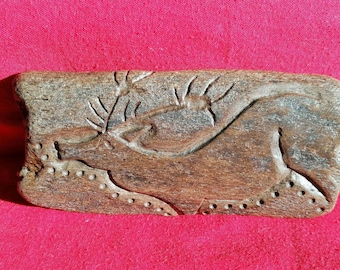 Sculpture en os d’un cerf à partir de peintures rupestres de Lascaux
