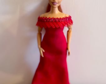 Rotes Abendkleidkleid für Modepuppe