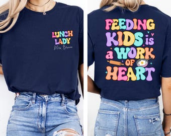 Camisetas personalizadas com o nome da merendeira, Camiseta "Alimentar crianças é um trabalho de coração", Camiseta personalizada para a equipe do almoço, Camiseta para a equipe da cantina, Presente para merendeira