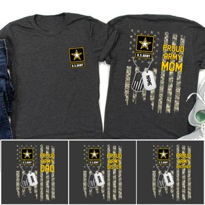 Op de afbeelding: Een donker antracietgrijs t-shirt met een klein U.S. Army logo op de linkerborst. De achterkant toont een camouflage Amerikaanse vlag met het U.S. Army logo, twee dogtags en de gele tekst Proud Army Mom, Dad, Sister of Brother.