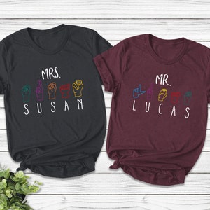 Personalisiertes Name Gebärdensprache Shirt, Mrs. und Mr. Shirt, Paar passende Shirts, Benutzerdefinierte ASL Shirt, Taube Stolz T-Shirt, ASL Geschenk