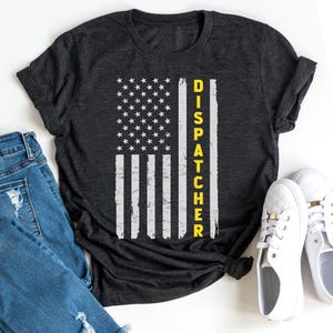 Dispatcher Shirt, 911 Notfall Dispatcher T-Shirt, Ersthelfer Geschenk, dünne Goldlinie T-Shirt, Unterstützung der öffentlichen Sicherheit Shirt, US Flagge Dispatcher T-Shirt