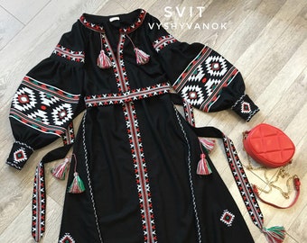 Zwarte midi geborduurde jurk vyshyvanka, etnische Oekraïense volksjurk, natuurlijk linnen, boho-stijl, zomerjurk, cadeau voor vrouw, gratis verzending
