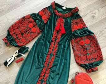 Abito ricamato in velluto, abito firmato boho chic, abbigliamento di lusso, abito verde scuro, abito in velluto verde, velluto ricamato, ricamo rosso.