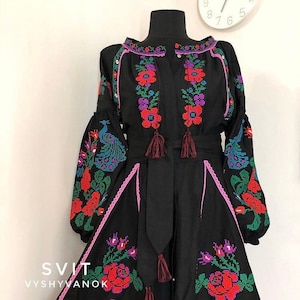 黒のミディ丈刺繍ドレス、刺繍入り孔雀、ウクライナ民族衣装、ボヘミアンスタイル、サマードレス、妻へのプレゼント、送料無料