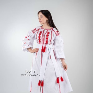 Robe vyshyvanka brodée midi blanche, robe folklorique ukrainienne ethnique, lin naturel, style bohème, robe d'été, broderie rouge.