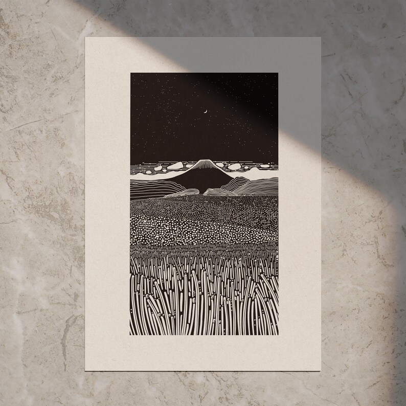Paysage 'FUJI BY NIGHT' 2024 Style linoprint, édition ouverte, art paysager, différentes couleurs et tailles Noir