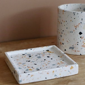 Coffret Cadeau Mia Terrazzo x Fabrique de Courennes 100% fait-main set de salle de bain en terrazzo et son savon artisanale personnalisable Été