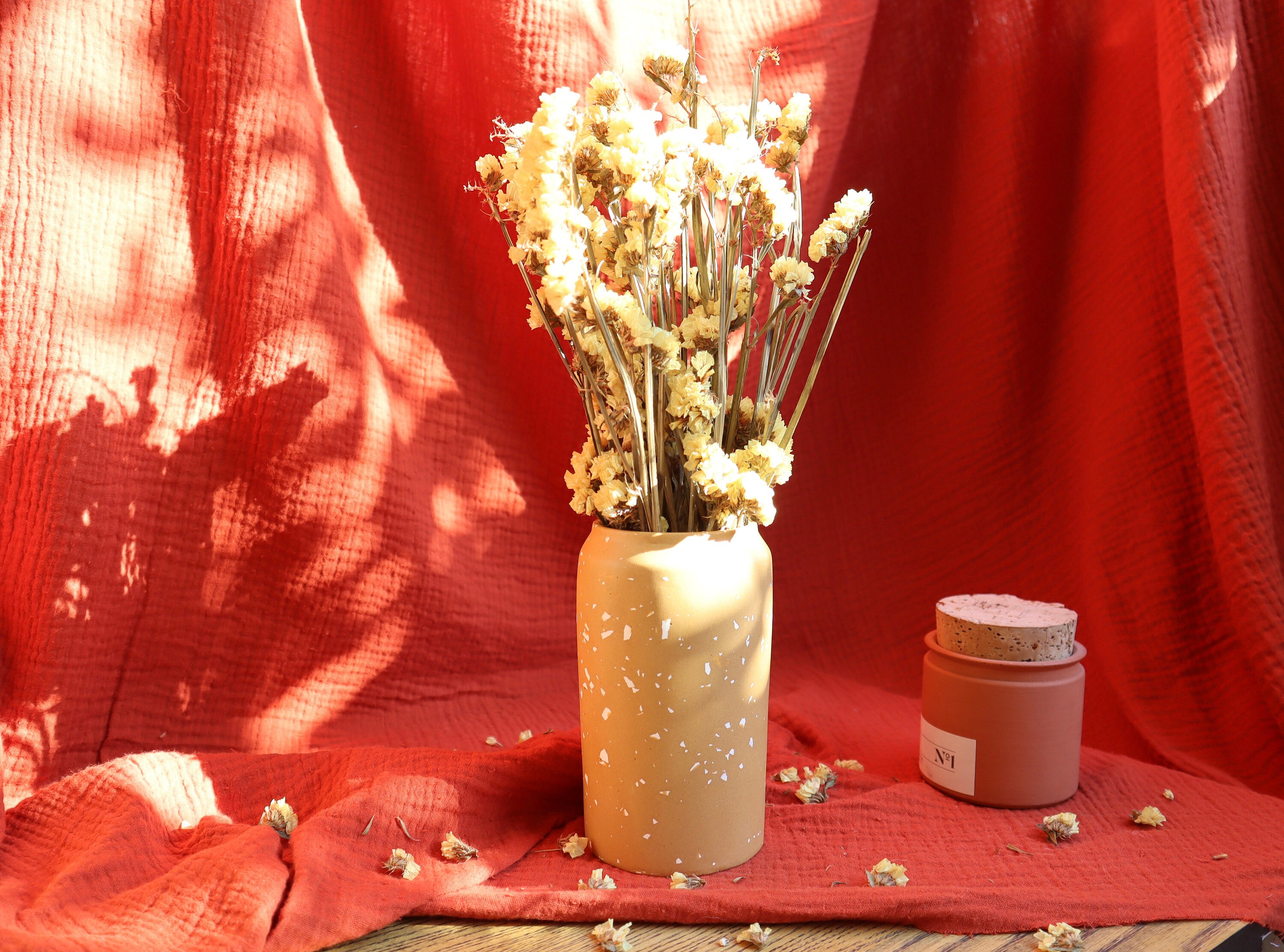 Vase à Fleurs en Terre de Sienne Naturelle Provence avec Ses Terrazzo Blanc I Pot Ustensiles