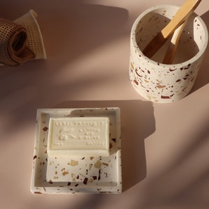 Set Salle de Bain en Terrazzo Bordeaux, Camel, Beige & Bronze I Porte-savon et pot I Cache-pot L'automne image 4