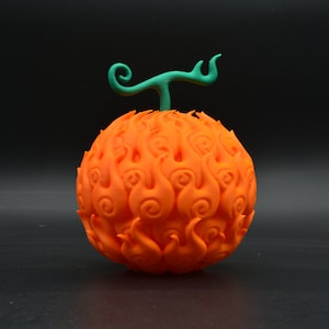 Peut inclure: Modèle imprimé en 3D orange et vert du Mera Mera no Mi, un fruit du démon de la série d'anime One Piece.