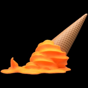Puede incluir: Un cono de helado naranja derritiéndose. El cono es de color marrón claro y está inclinado hacia un lado. El helado es de color naranja brillante y se está saliendo del cono.