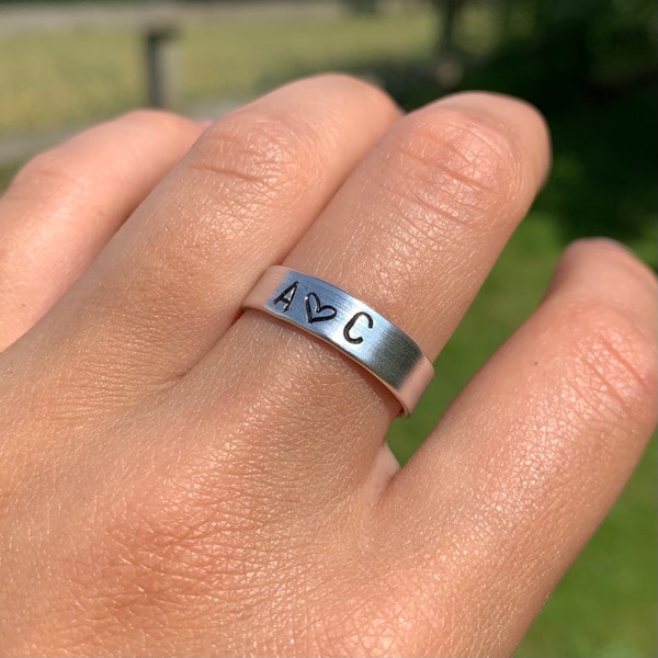 Initiële ring Gepersonaliseerde initiële koppelringen met hart in dik zilver of goud