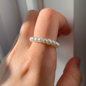 Pearl statement ring, stackable trendy ring, Pearl beads with a silver wire, trendy, cool, cute, y2k, fashionable in an off white valentines