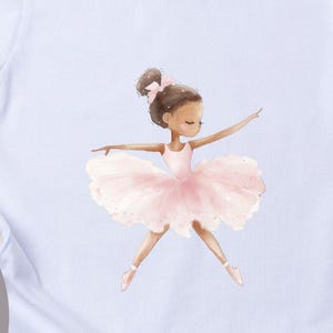 Könnte beinhalten: Weißes T-Shirt mit einer Aquarell-Illustration einer Ballerina in einem rosa Tutu und Ballettschuhen. Die Ballerina hat die Arme ausgestreckt. Der Text "FERTIGES BÜGELBILD" ist auf einem grauen Kreis aufgedruckt.