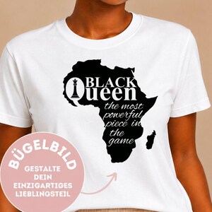 Könnte beinhalten: Weißes T-Shirt mit schwarzer Grafik des afrikanischen Kontinents, den Worten "BLACK QUEEN" und "the most powerful piece in the game." Das T-Shirt hat einen Rundhalsausschnitt und kurze Ärmel.