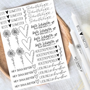Könnte beinhalten: Schwarz-weiße druckbare Aufkleber mit verschiedenen Sprüchen und Designs, darunter Herzen, Blumen und Flugzeuge. Die Sprüche beinhalten "Beste Schwester der Welt", "Seelenverwandte", "Lieblings Schwester" und "Herzensmensch".