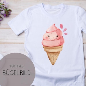 Könnte beinhalten: Weißes T-Shirt mit einer Aquarell-Illustration eines lächelnden rosa Eisbechers auf einer Waffel. Das Eis hat ein süßes Gesicht und rosa Spritzer. Das Shirt ist schlicht weiß.