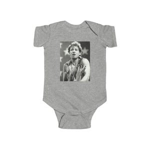 Body de bebé estilo años 80 con estampado retro de Bruce Springsteen.
