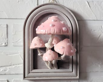 Art mural champignon rose | Décoration de conte de fées fantaisiste | Boîte à ombres douce surréaliste | Cadre fantaisie Cottagecore | Sculpture nature rêveuse