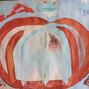 Può includere: Dipinto astratto con due serpientes rosse che formano un cerchio attorno a un centro blu e bianco. Lo sfondo è azzurro chiaro con nuvole bianche e triangoli bianchi.