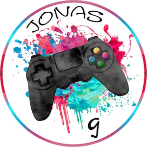 Könnte beinhalten: Ein weißer Kreis mit einem pinkfarbenen und blauen Aquarell-Spritzer-Design. Der Kreis hat das Wort "JONAS" in schwarzer Schrift oben und einen schwarzen Videospiel-Controller in der Mitte. Die Zahl "9" ist in schwarz unten auf dem Kreis geschrieben.