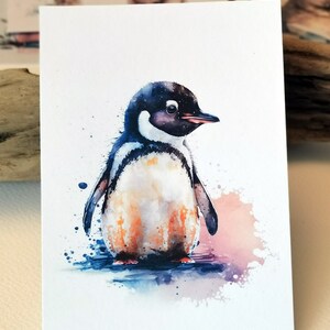 Pu&ograve; includere: Un dipinto ad acquerello di un pinguino in piedi su uno sfondo ad acquerello blu e rosa. Il pinguino &egrave; nero e bianco con un becco e piedi arancioni.