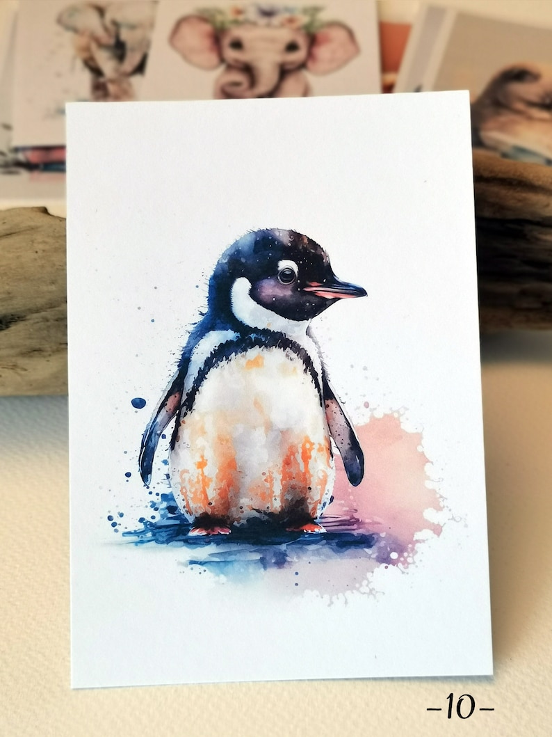 Pu&ograve; includere: Un dipinto ad acquerello di un pinguino in piedi su uno sfondo ad acquerello blu e rosa. Il pinguino &egrave; nero e bianco con un becco e piedi arancioni.