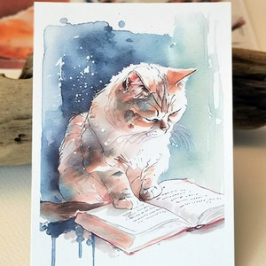 Pu&ograve; includere: Dipinto ad acquerello di un gatto che legge un libro. Il gatto &egrave; marrone chiaro e bianco con uno sfondo blu. Il libro &egrave; rosso e aperto con pagine bianche.