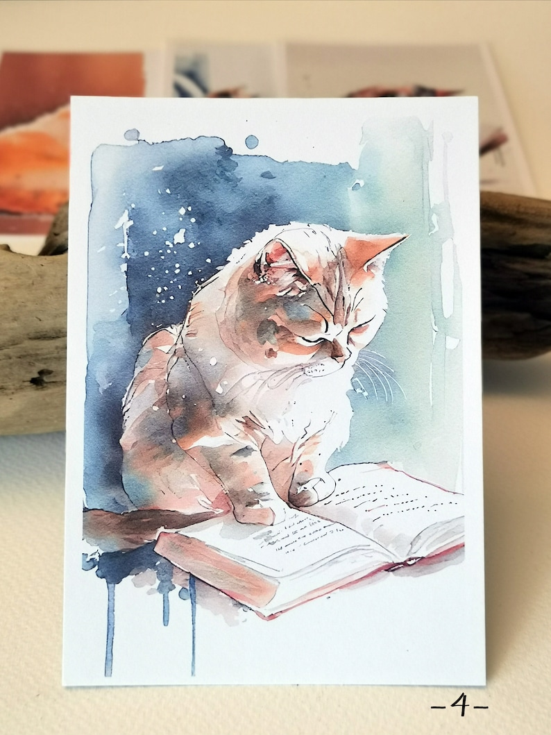 Pu&ograve; includere: Dipinto ad acquerello di un gatto che legge un libro. Il gatto &egrave; marrone chiaro e bianco con uno sfondo blu. Il libro &egrave; rosso e aperto con pagine bianche.
