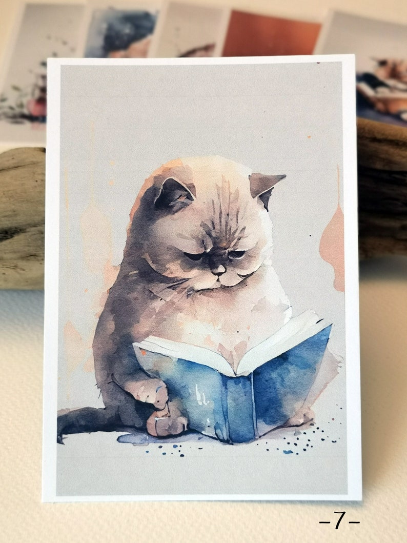 Pu&ograve; includere: Un dipinto ad acquerello di un gatto che legge un libro blu. Il gatto &egrave; seduto su uno sfondo grigio chiaro. Il gatto ha un'espressione seria sul viso.