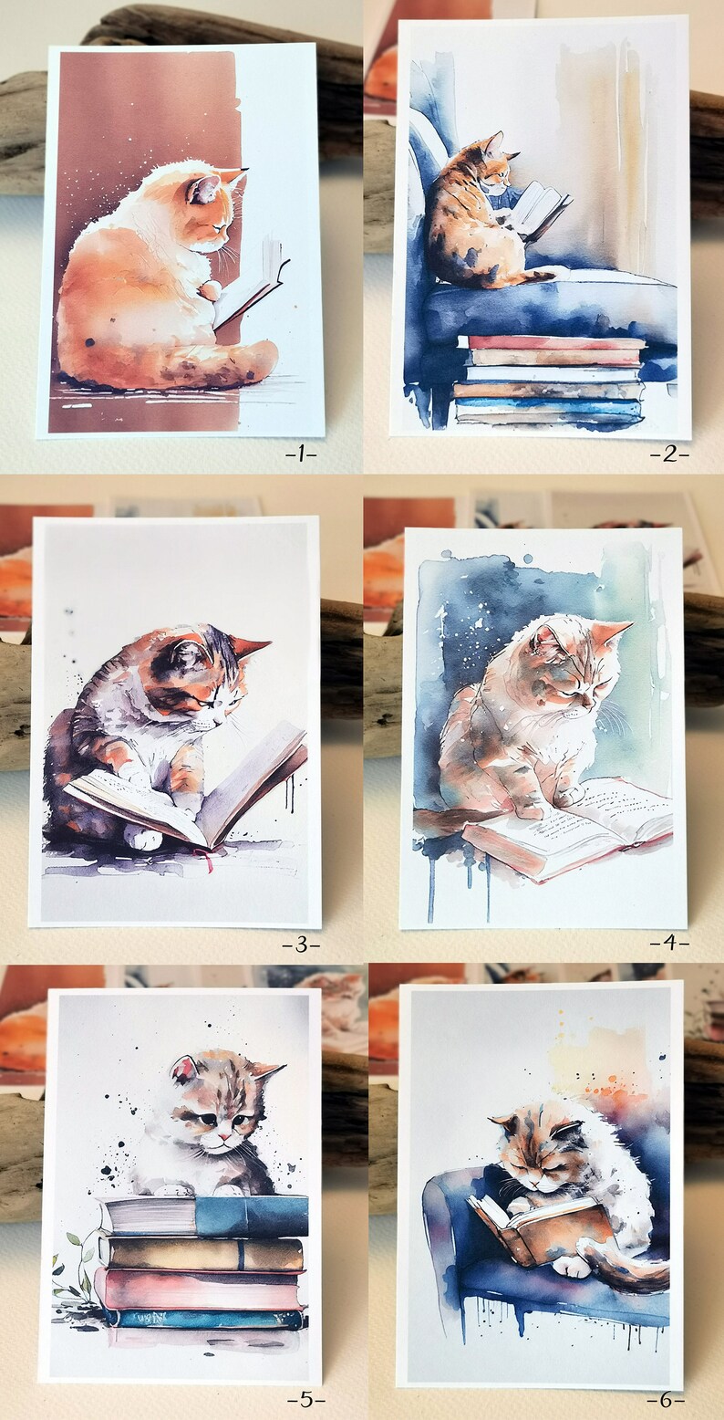 Pu&ograve; includere: Sei acquerelli di gatti che leggono libri. I gatti sono in varie pose, alcuni seduti su sedie, altri su pile di libri e altri sul pavimento. I dipinti sono tutti in uno stile simile, con un aspetto morbido ad acquerello.