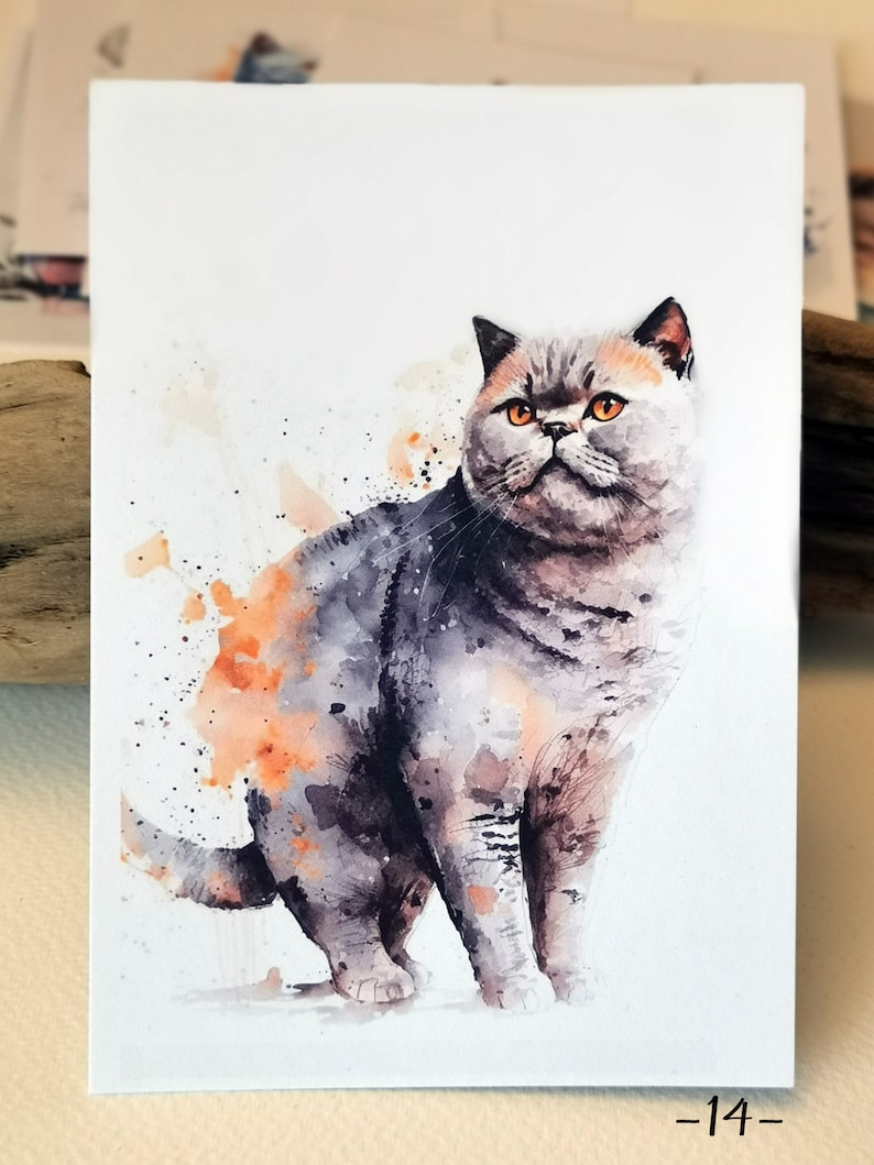 Pu&ograve; includere: Dipinto ad acquerello di un gatto grigio e bianco con occhi arancioni. Il gatto &egrave; in piedi su uno sfondo bianco con schizzi di acquerello arancioni.