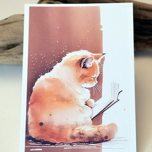 Pu&ograve; includere: Un dipinto ad acquerello di un gatto arancione seduto e che legge un libro. Il gatto &egrave; in una posa rilassata, con la testa leggermente inclinata di lato. Lo sfondo &egrave; di un colore marrone tenue.