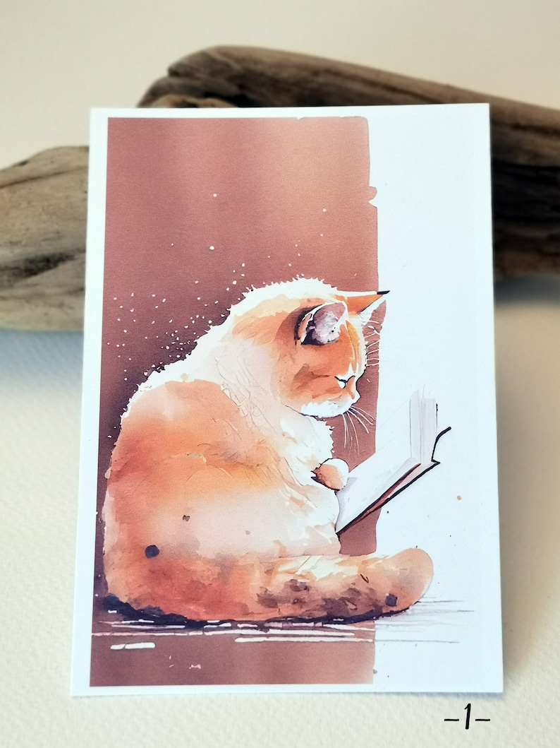 Pu&ograve; includere: Un dipinto ad acquerello di un gatto arancione seduto e che legge un libro. Il gatto &egrave; in una posa rilassata, con la testa leggermente inclinata di lato. Lo sfondo &egrave; di un colore marrone tenue.