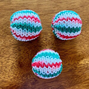 Christmas cat teaser toy and set of 3 knitted balls Set of 3 balls