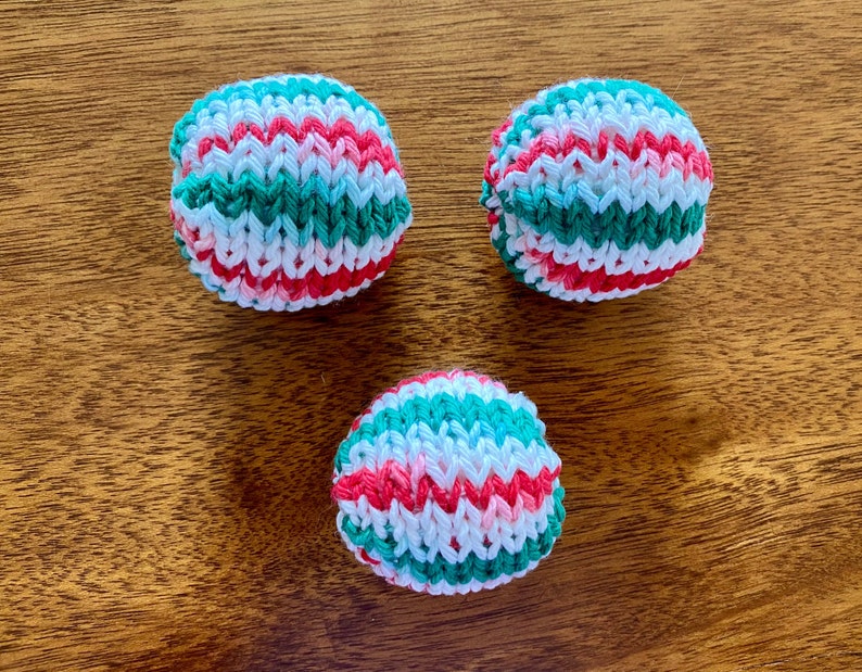 Christmas cat teaser toy and set of 3 knitted balls Set of 3 balls