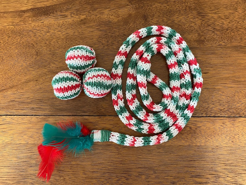 Christmas cat teaser toy and set of 3 knitted balls image 1