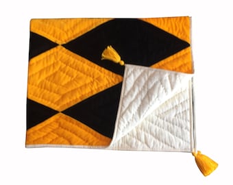 Edredón de terciopelo amarillo y negro con borlas, cosido a mano